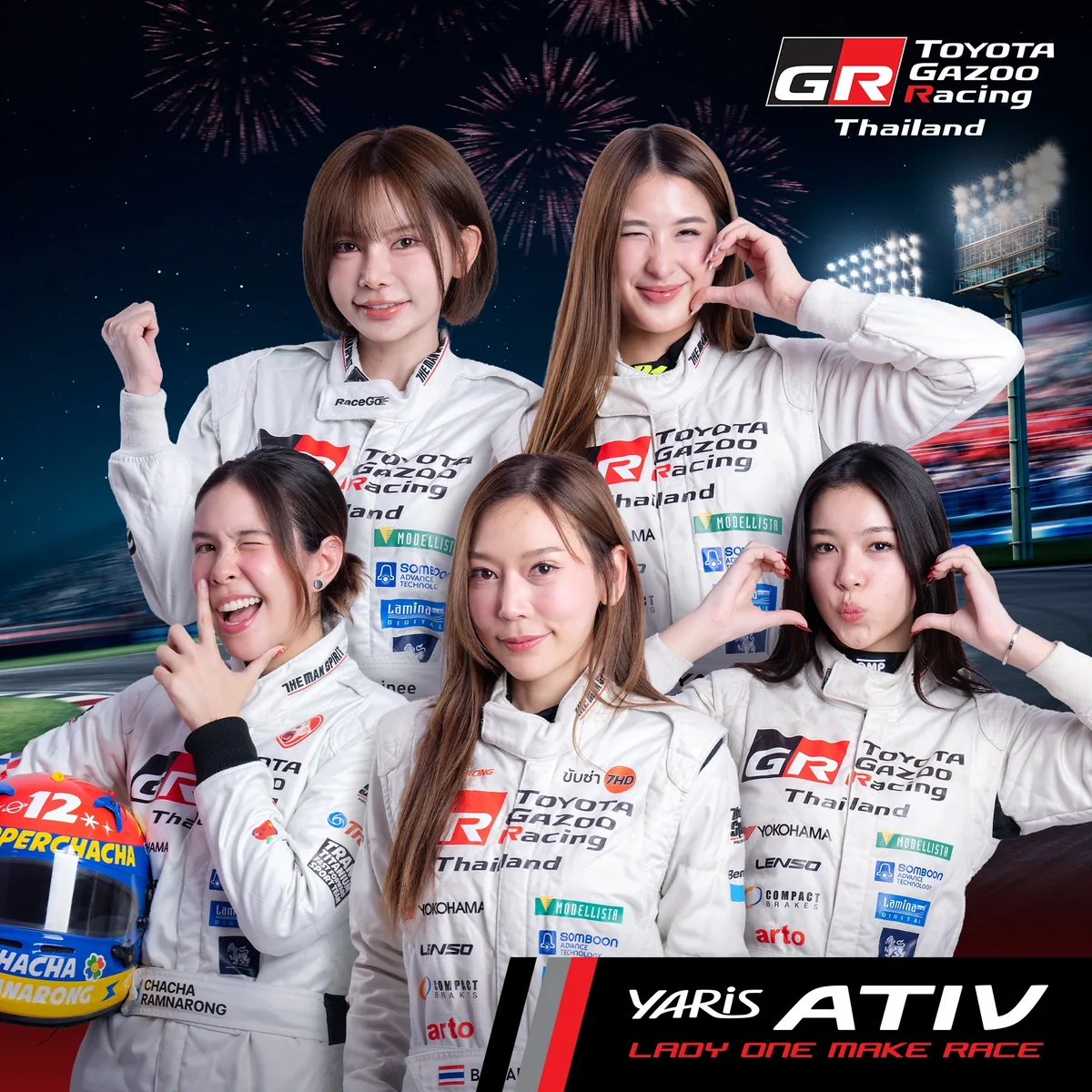 นักแข่ง Yaris ATIV Lady One Make Race นักแข่ง Toyota Gazoo Racing Thailand ในรุ่น Yaris ATIV Lady One Make Race ถ่ายรวมบนกราฟิกประชาสัมพันธ์