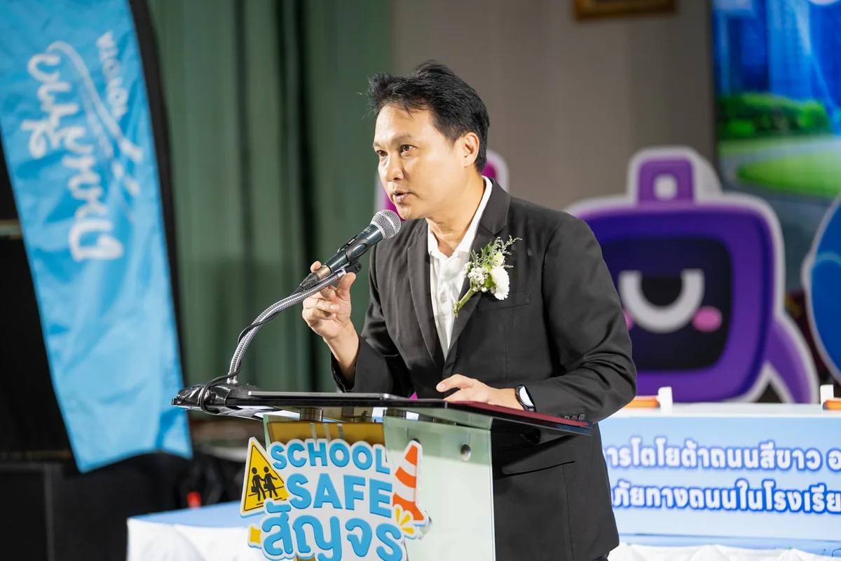 ผู้แทนโตโยต้ากล่าวเปิดกิจกรรม ผู้แทนจากโตโยต้ากล่าวเปิดกิจกรรม School SAFE สัญจร บนเวทีภายในงาน