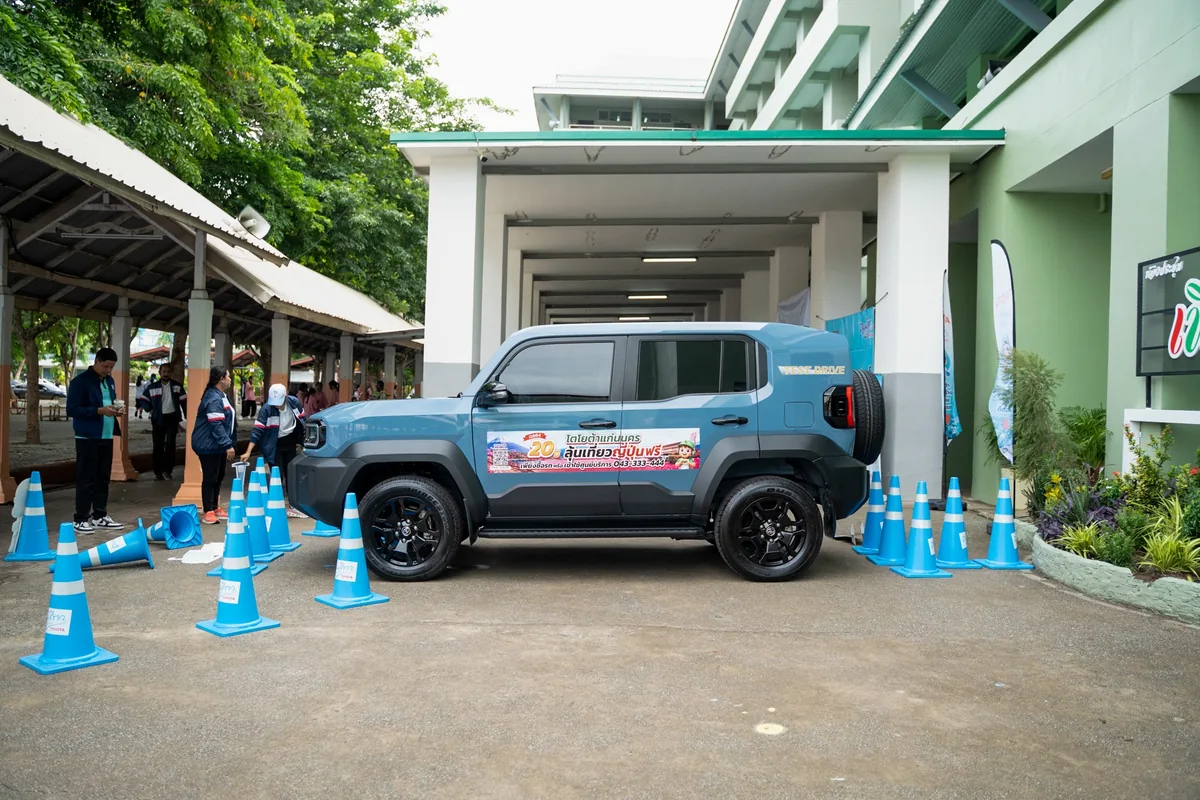รถกิจกรรมทดสอบขับในโครงการ School SAFE สัญจร รถกิจกรรมทดสอบขับในโครงการ School SAFE สัญจร จอดแสดงภายในสถานศึกษา