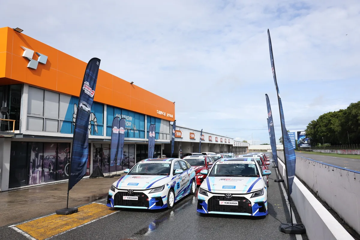 Yaris ATIV HEV Challenge Cup ที่ BIRA Circuit รถ Yaris ATIV HEV Challenge Cup หลายคันจอดเรียงภายใน BIRA Circuit