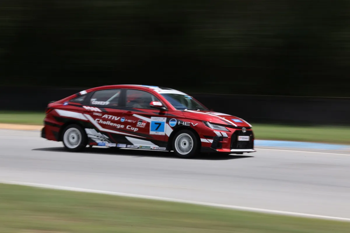 Yaris ATIV HEV Challenge Cup สีแดงในสนาม รถ Yaris ATIV HEV Challenge Cup สีแดงแล่นอยู่บนสนามแข่ง