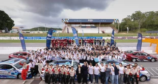 ผู้เข้าร่วม Toyota Young Engineer Car Contest Season 2 ถ่ายภาพร่วมกับรถ Yaris ATIV HEV Challenge Cup ที่ BIRA Circuit