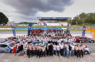 ผู้เข้าร่วม Toyota Young Engineer Car Contest Season 2 ถ่ายภาพร่วมกับรถ Yaris ATIV HEV Challenge Cup ที่ BIRA Circuit