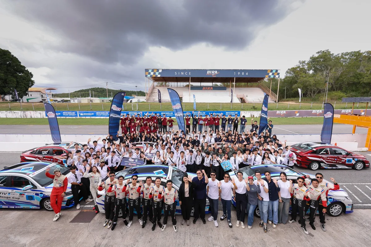 กลุ่มผู้เข้าร่วม Toyota YECC Season 2 ผู้เข้าร่วม Toyota Young Engineer Car Contest Season 2 ถ่ายภาพร่วมกับรถ Yaris ATIV HEV Challenge Cup ที่ BIRA Circuit