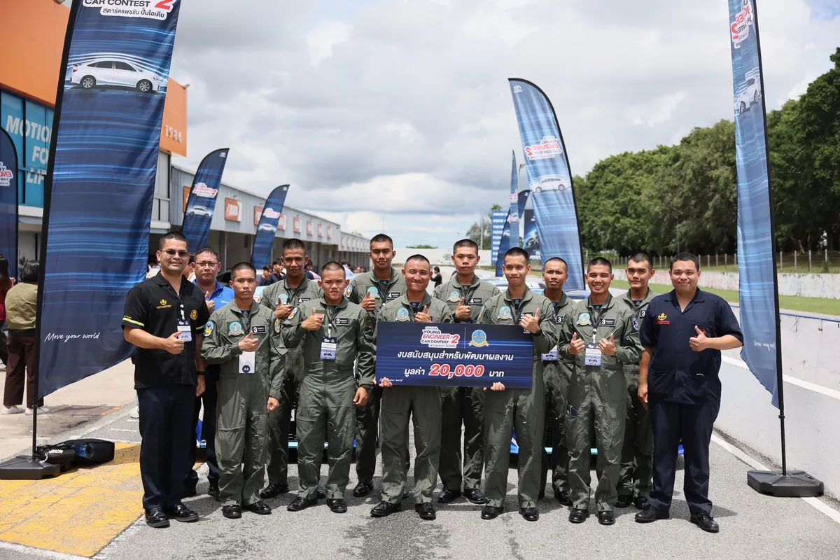 ผู้เข้าร่วม Toyota YECC Season 2 รับเงินสนับสนุน กลุ่มผู้เข้าร่วม Toyota Young Engineer Car Contest Season 2 ถือป้ายเงินสนับสนุนมูลค่า 20,000 บาท