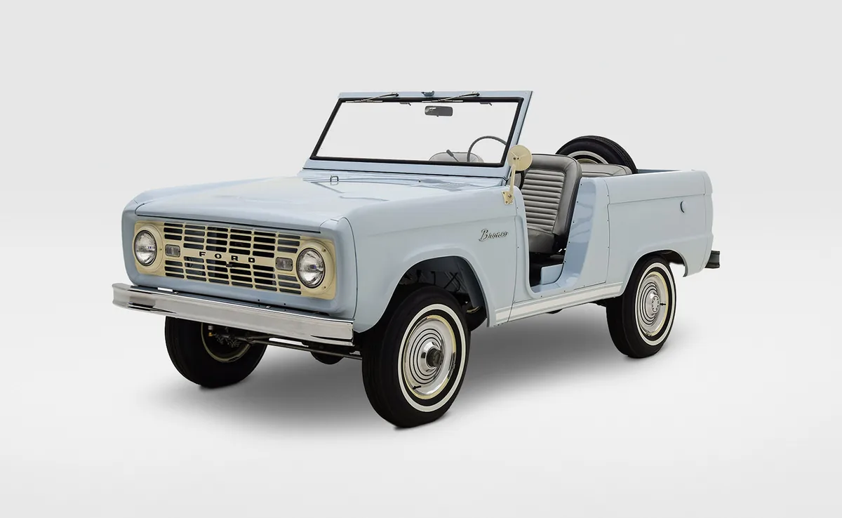 Ford Bronco เจเนอเรชันแรกสีฟ้าอ่อน ตัวถัง Roadster มุมหน้าเฉียง Ford Bronco เจเนอเรชันแรกสีฟ้าอ่อน ตัวถัง Roadster มุมหน้าเฉียง