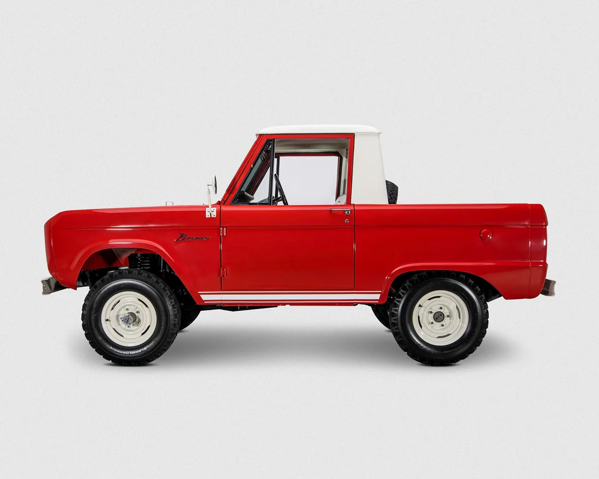 Ford Bronco เจเนอเรชันแรกสีแดง ตัวถัง Half-cab มุมด้านข้าง Ford Bronco เจเนอเรชันแรกสีแดง ตัวถัง Half-cab มุมด้านข้าง