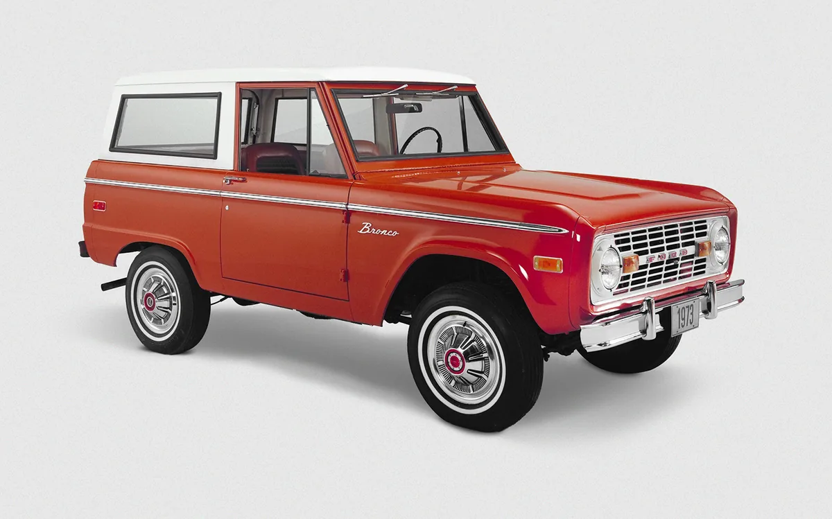 Ford Bronco เจเนอเรชันแรกสีแดงหลังคาสีขาว ตัวถัง Wagon มุมหน้าเฉียง Ford Bronco เจเนอเรชันแรกสีแดงหลังคาสีขาว ตัวถัง Wagon มุมหน้าเฉียง