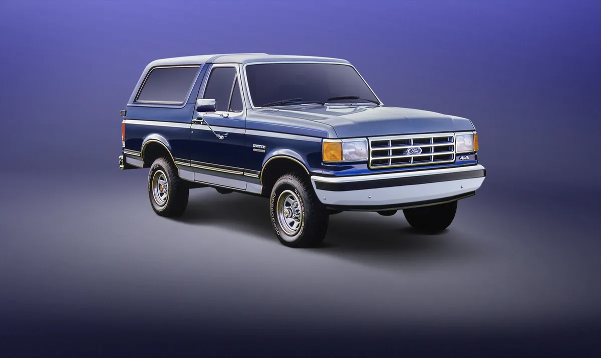 Ford Bronco เจเนอเรชันที่ 4 สีน้ำเงิน มุมหน้าเฉียง Ford Bronco เจเนอเรชันที่ 4 สีน้ำเงิน มุมหน้าเฉียง
