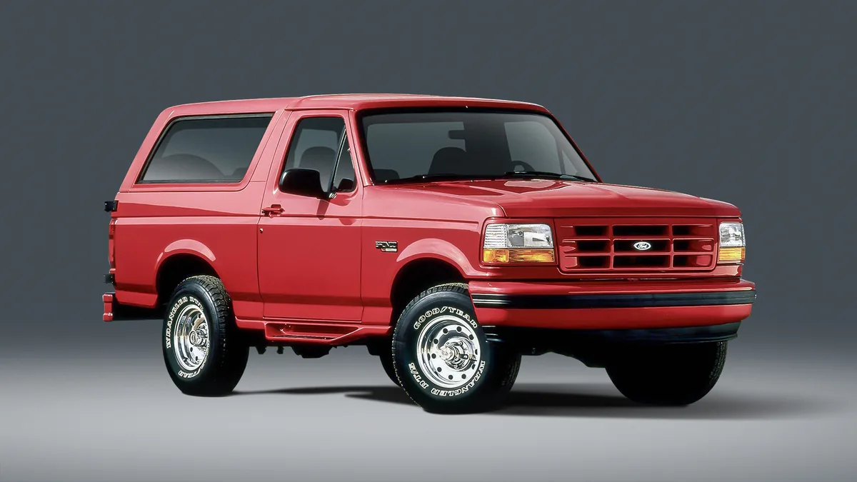 Ford Bronco เจเนอเรชันที่ 5 สีแดง มุมหน้าเฉียง Ford Bronco เจเนอเรชันที่ 5 สีแดง มุมหน้าเฉียง