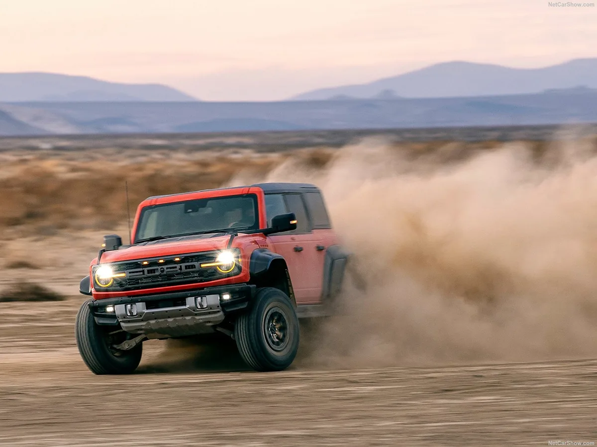 Ford Bronco เจเนอเรชันที่ 6 สีเทา – ขณะขับออฟโรดบนโขดหิน Ford Bronco เจเนอเรชันที่ 6 สีเทา ขณะขับออฟโรดบนโขดหิน