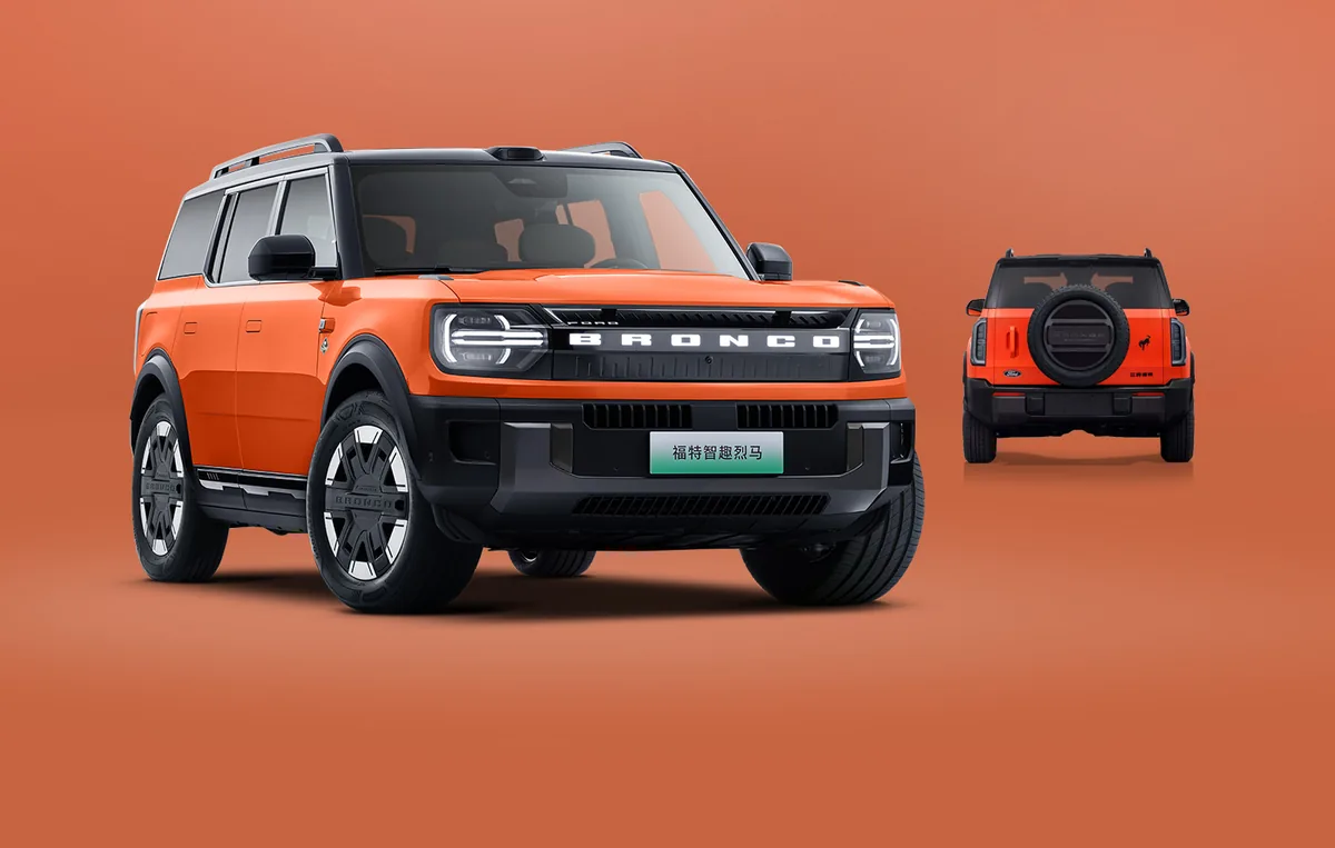 Ford Bronco New Energy ปี 2025 สีส้ม แสดงมุมหน้าเฉียงและด้านท้าย Ford Bronco New Energy ปี 2025 สีส้ม แสดงมุมหน้าเฉียงและด้านท้าย