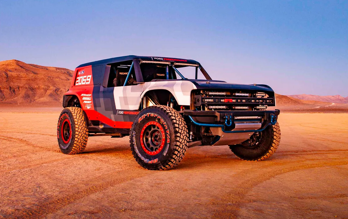 Ford Bronco R Concept ปี 2019 สีแดงดำ มุมหน้าเฉียงในพื้นที่ทะเลทราย Ford Bronco R Concept ปี 2019 สีแดงดำ มุมหน้าเฉียงในพื้นที่ทะเลทราย