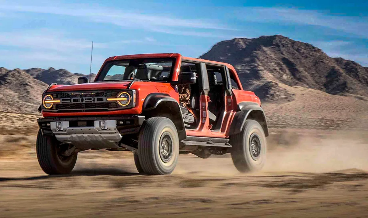 Ford Bronco Raptor ปี 2022 สีส้ม ขณะขับออฟโรดในพื้นที่ทะเลทราย Ford Bronco Raptor ปี 2022 สีส้ม ขณะขับออฟโรดในพื้นที่ทะเลทราย