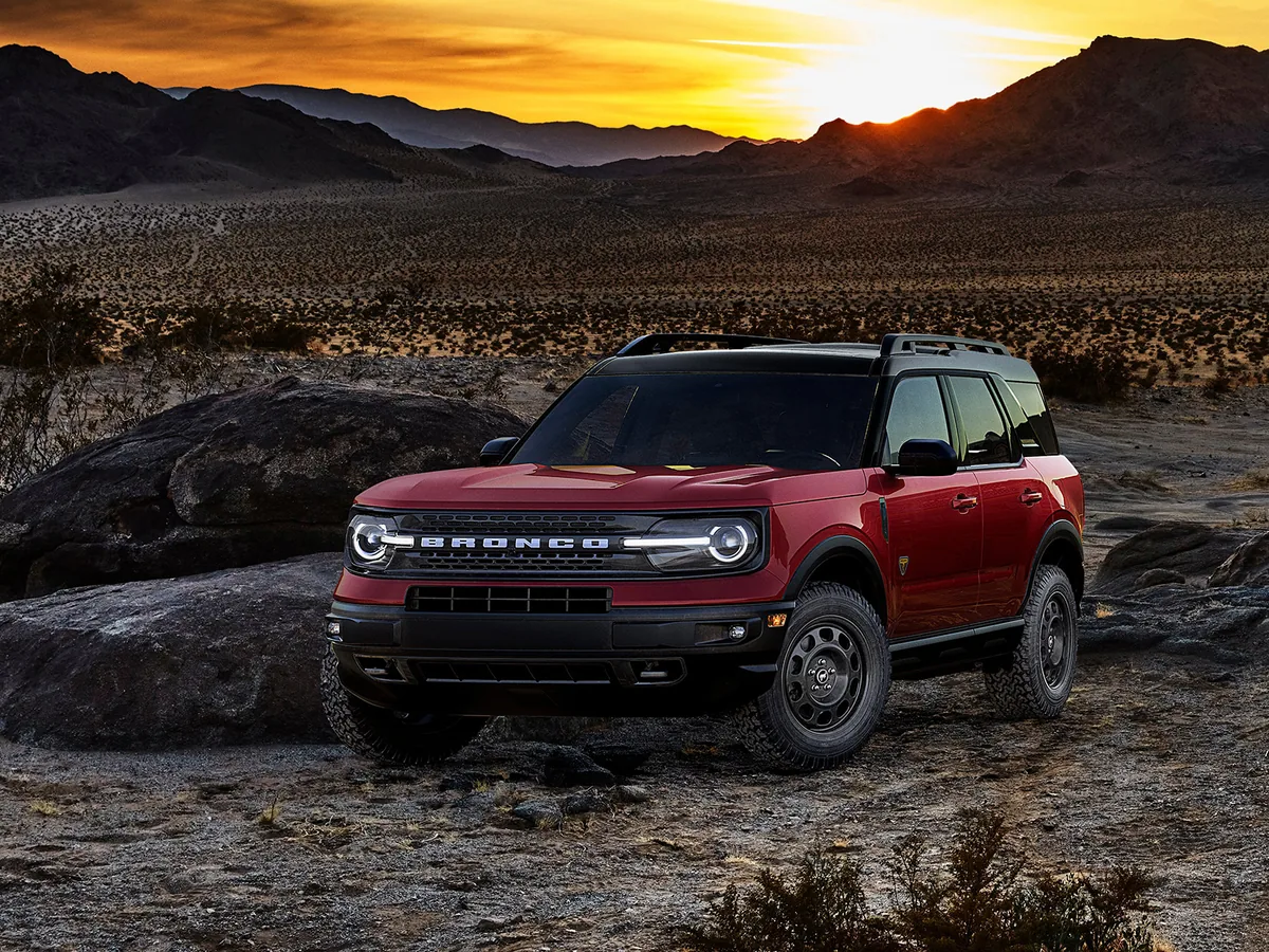 Ford Bronco Sport ปี 2021 สีแดง มุมหน้าเฉียงในพื้นที่ออฟโรด Ford Bronco Sport ปี 2021 สีแดง มุมหน้าเฉียงในพื้นที่ออฟโรด