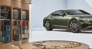 พื้นที่ Atelier ภายในโชว์รูม Bentley มีตัวอย่างเฉดสี วัสดุตกแต่ง โต๊ะเลือกวัสดุ และจอแสดงภาพรถ