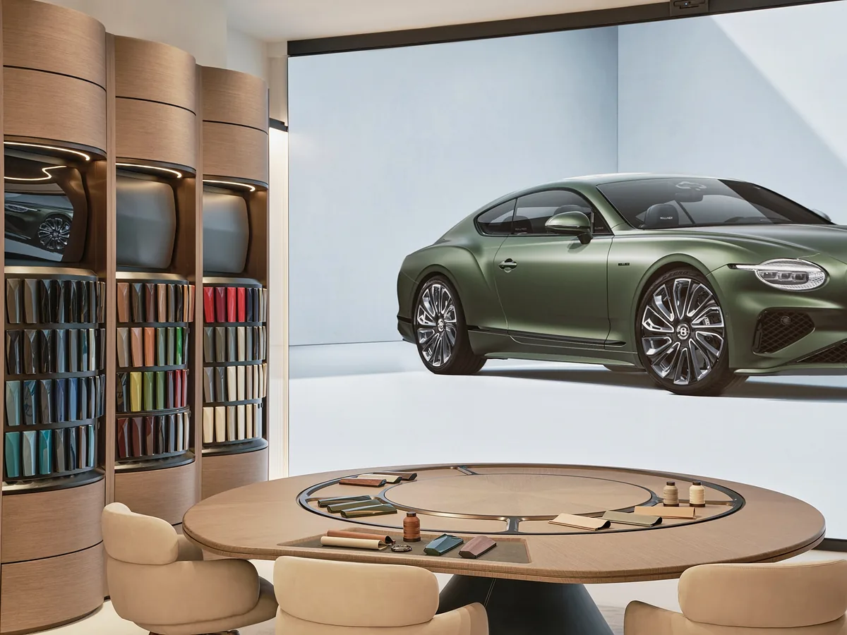 Bentley Atelier และระบบแสดงภาพรถ พื้นที่ Atelier ภายในโชว์รูม Bentley มีตัวอย่างเฉดสี วัสดุตกแต่ง โต๊ะเลือกวัสดุ และจอแสดงภาพรถ