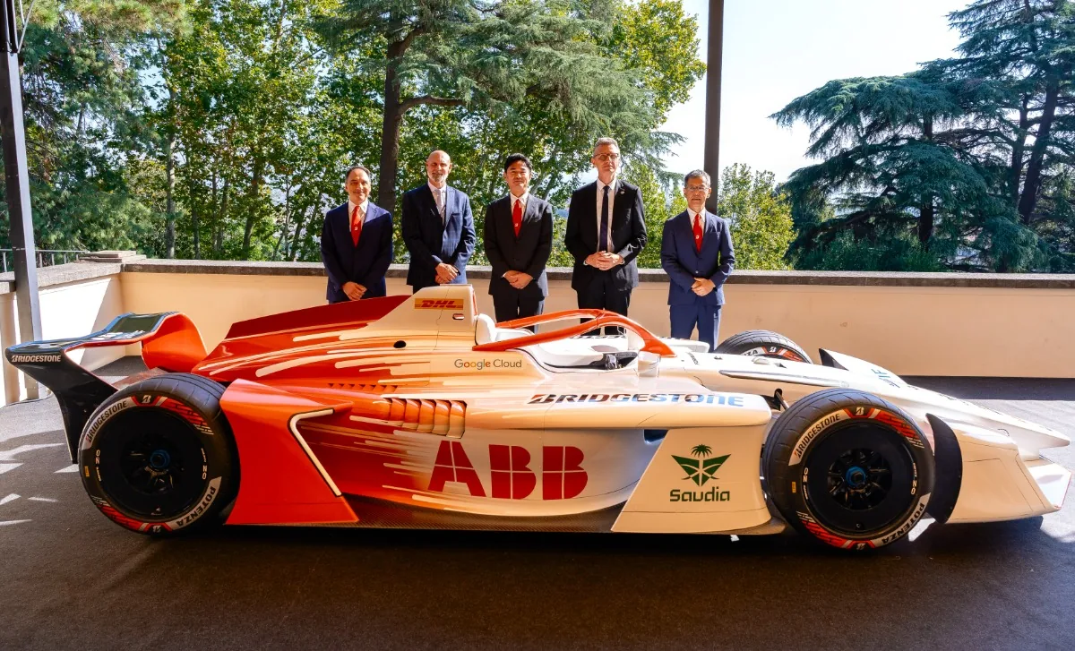 Bridgestone เปิดตัวบทบาทผู้จัดหายาง Formula E ฤดูกาล 2026/27 รถแข่ง Formula E GEN 4 สีส้มและขาว ติดโลโก้ Bridgestone บนตัวรถและยาง พร้อมผู้แทนองค์กร 5 คนยืนด้านหลังในงาน Bridgestone Formula E World Premiere