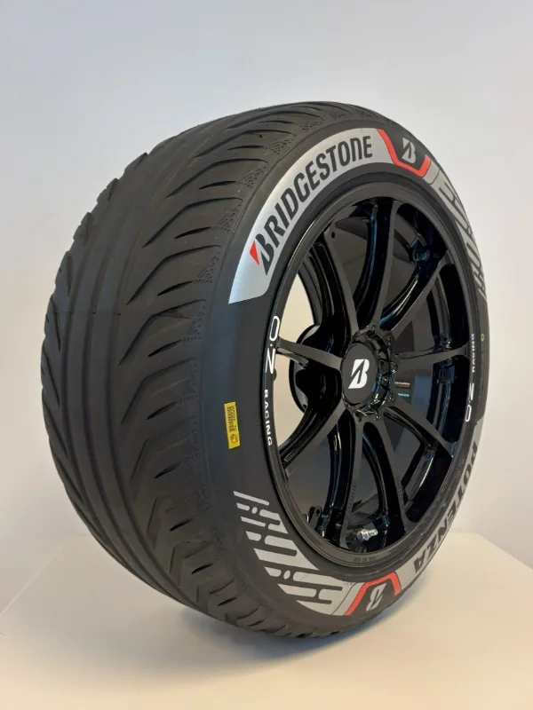 Bridgestone POTENZA GEN 4 for TYPHOON TYRE ยางแข่ง Formula E สำหรับพื้นเปียก ยางแข่ง Bridgestone POTENZA GEN 4 for TYPHOON TYRE พร้อมล้ออัลลอยสีดำ แสดงลายดอกยางสำหรับการแข่งขันบนพื้นเปียก