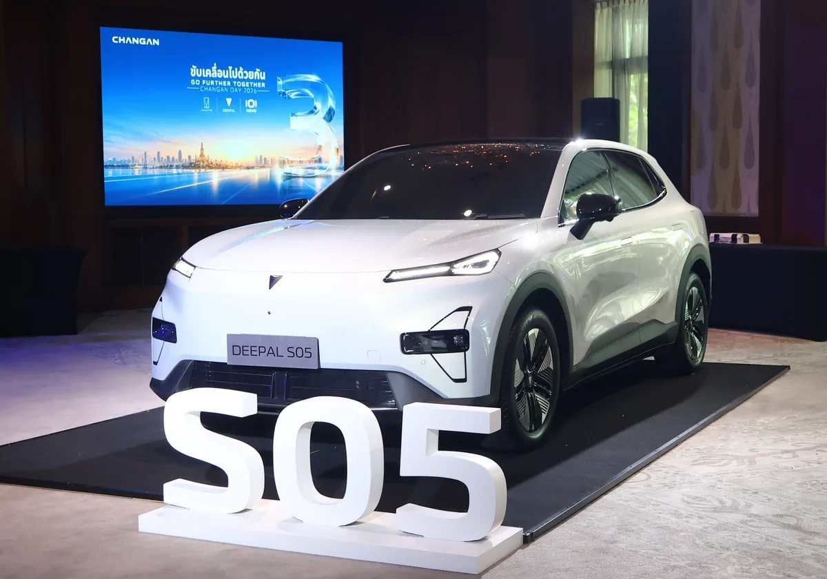 DEEPAL S05 จัดแสดงในงาน CHANGAN DAY รถยนต์ไฟฟ้า DEEPAL S05 สีขาวจัดแสดงบนแท่นภายในงาน CHANGAN DAY 2026 มองเห็นตัวรถด้านหน้าและด้านข้าง