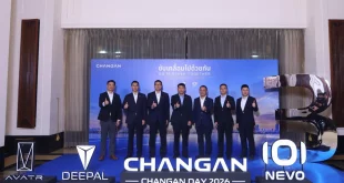 กลุ่มผู้บริหารถ่ายภาพร่วมกันบนเวที CHANGAN DAY 2026 ด้านหน้าป้าย CHANGAN พร้อมสัญลักษณ์ AVATR DEEPAL และ NEVO