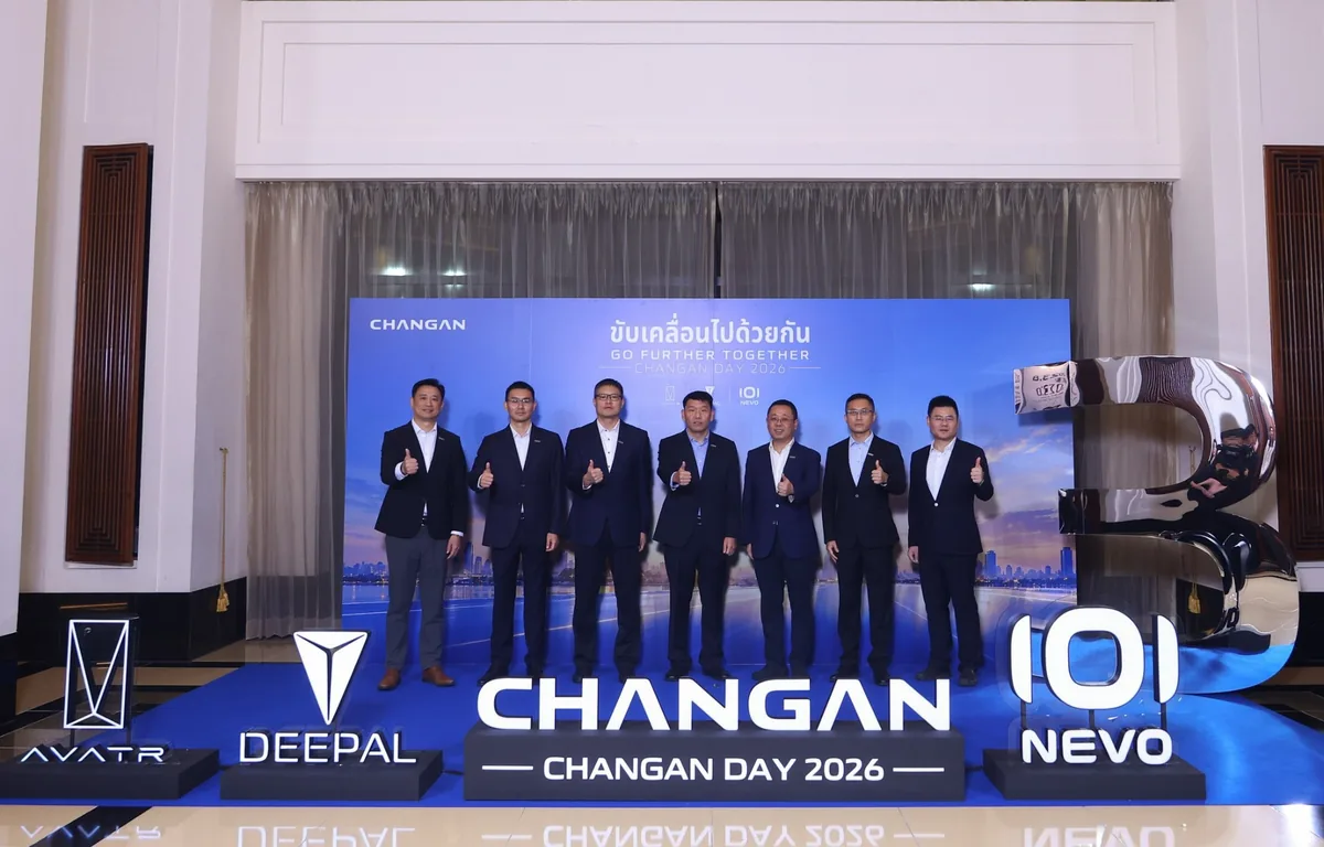 ผู้บริหารร่วมงาน CHANGAN DAY 2026 กลุ่มผู้บริหารถ่ายภาพร่วมกันบนเวที CHANGAN DAY 2026 ด้านหน้าป้าย CHANGAN พร้อมสัญลักษณ์ AVATR DEEPAL และ NEVO