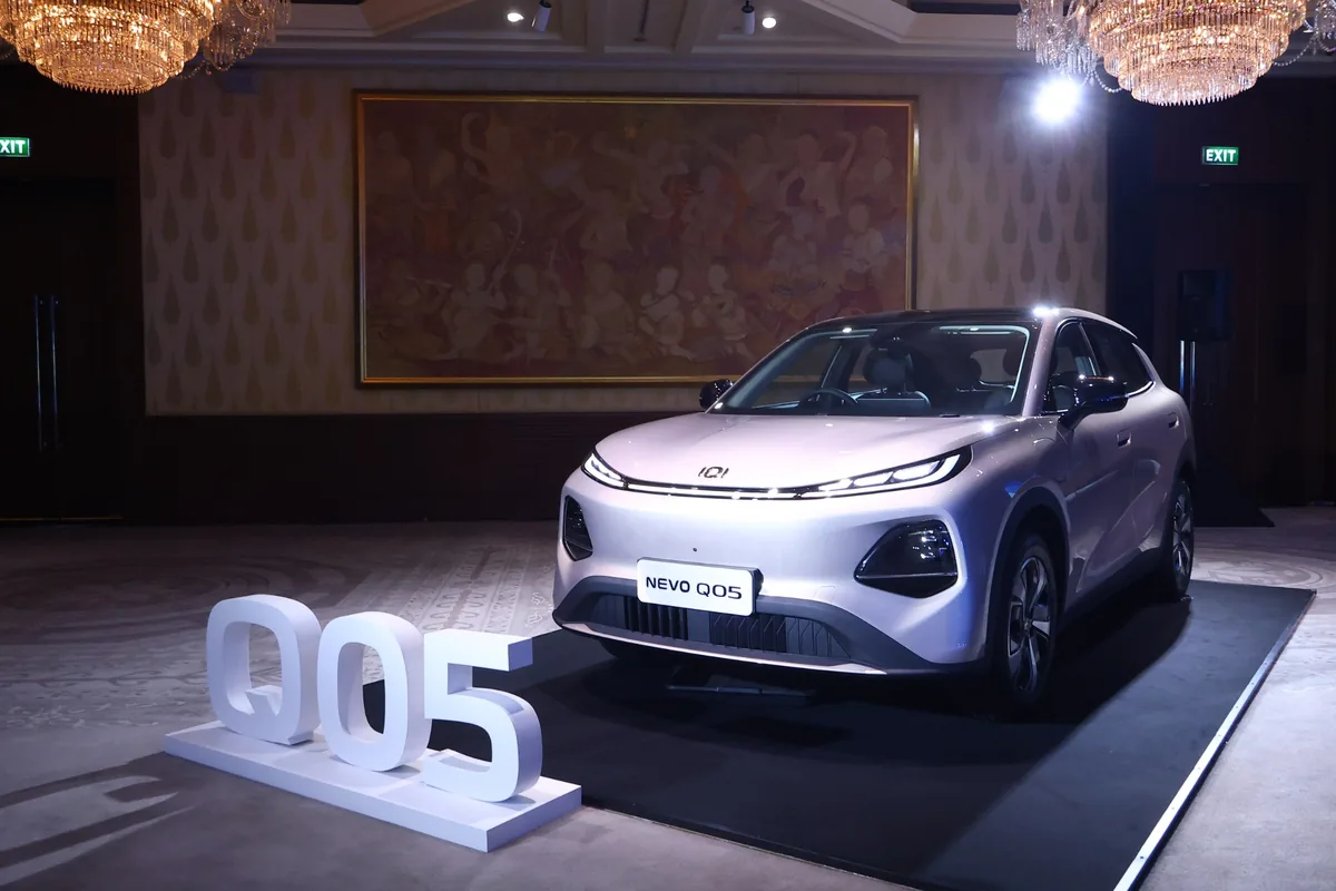 NEVO Q05 จัดแสดงในงาน CHANGAN DAY รถยนต์ไฟฟ้า NEVO Q05 สีอ่อนจัดแสดงบนแท่นภายในงาน โดยมีป้ายชื่อรุ่น NEVO Q05 ด้านหน้ารถ