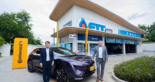 ผู้แทนจาก Continental Tyres และ FIT Auto ยืนข้างรถยนต์หน้าศูนย์บริการ FIT Auto พร้อมป้าย Continental