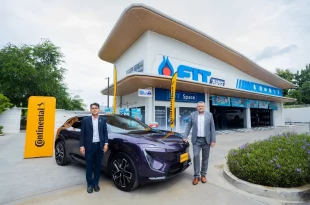 ผู้แทนจาก Continental Tyres และ FIT Auto ยืนข้างรถยนต์หน้าศูนย์บริการ FIT Auto พร้อมป้าย Continental
