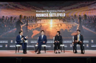 ผู้ร่วมเสวนา 4 คนบนเวที Krungsri Business Forum ภายใต้หัวข้อ The Business Battlefield