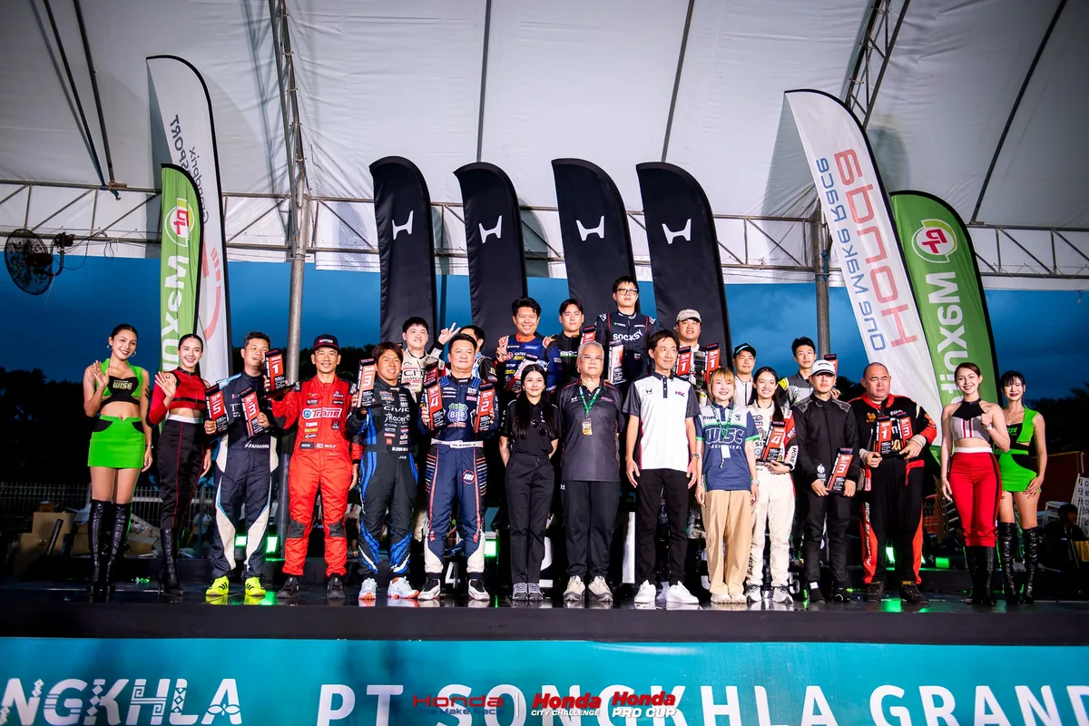 พิธีมอบรางวัล Honda One Make Race สนามสงขลา ผู้เข้าแข่งขันและผู้ร่วมงาน Honda One Make Race 2026 ยืนถ่ายภาพพร้อมถ้วยรางวัลบนเวทีที่สงขลา
