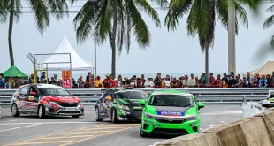 รถแข่ง Honda สามคันกำลังเข้าโค้งสนามสงขลา โดยมีผู้ชมยืนอยู่หลังแนวกั้น