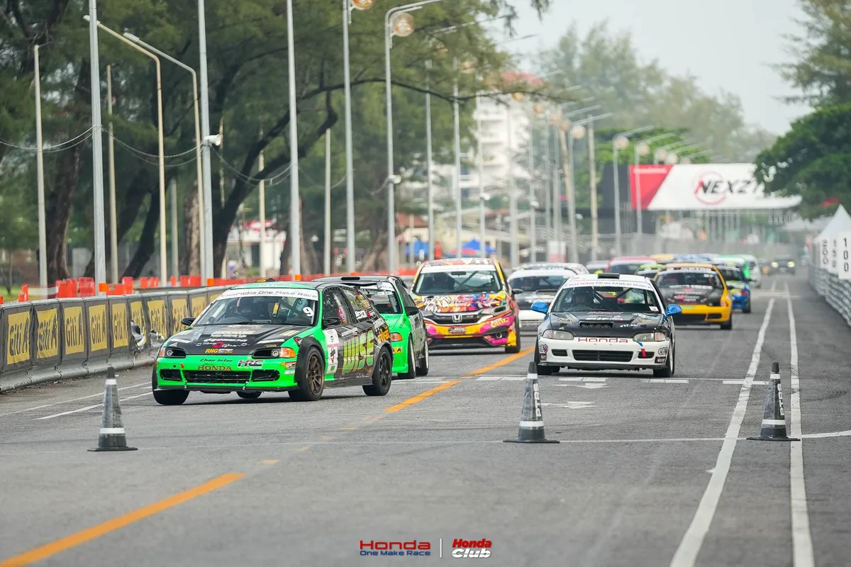 รถแข่ง Honda One Make Race บนทางตรง รถแข่ง Honda หลายคันแข่งขันบนทางตรงของสนามสตรีทเซอร์กิตในจังหวัดสงขลา