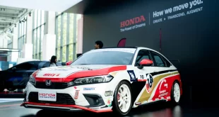 รถแข่ง Honda Civic One Make Race สีขาวลายแดงและหมายเลข 16 จัดแสดงบนแท่นภายใน The M.O.V.E. by Honda