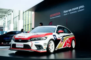 รถแข่ง Honda Civic One Make Race สีขาวลายแดงและหมายเลข 16 จัดแสดงบนแท่นภายใน The M.O.V.E. by Honda