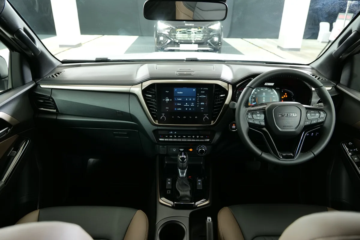 ภายใน NEW ISUZU D-MAX V-CROSS ห้องโดยสาร NEW ISUZU D-MAX V-CROSS พร้อมหน้าจอกลางและพวงมาลัย
