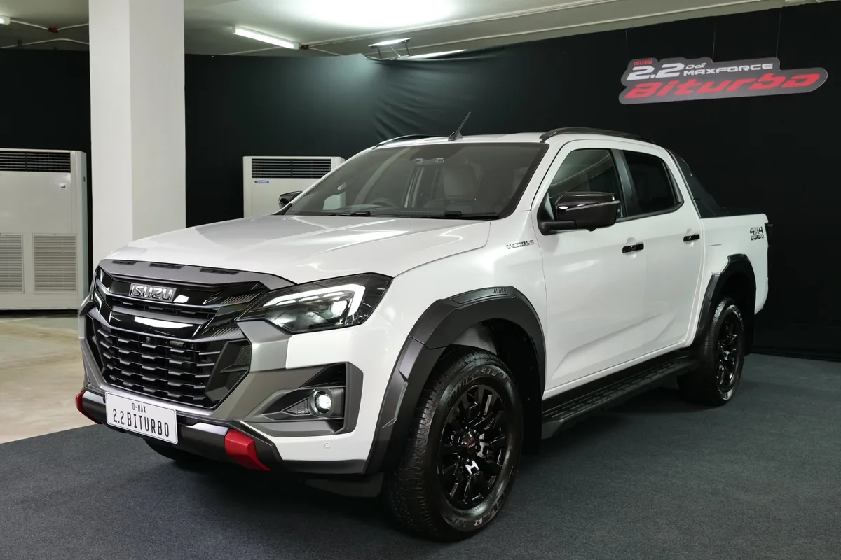 ISUZU D-MAX V-CROSS Biturbo 204 แรงม้า NEW ISUZU D-MAX V-CROSS 4x4 2.2 Biturbo สีขาว มุมหน้าสามส่วน