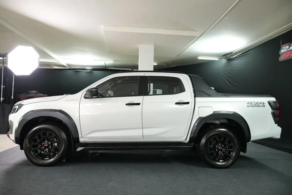 ISUZU D-MAX V-CROSS 4x4 มุมด้านข้าง ด้านข้าง NEW ISUZU D-MAX V-CROSS 4x4 สีขาว ตัวถัง 4 ประตู