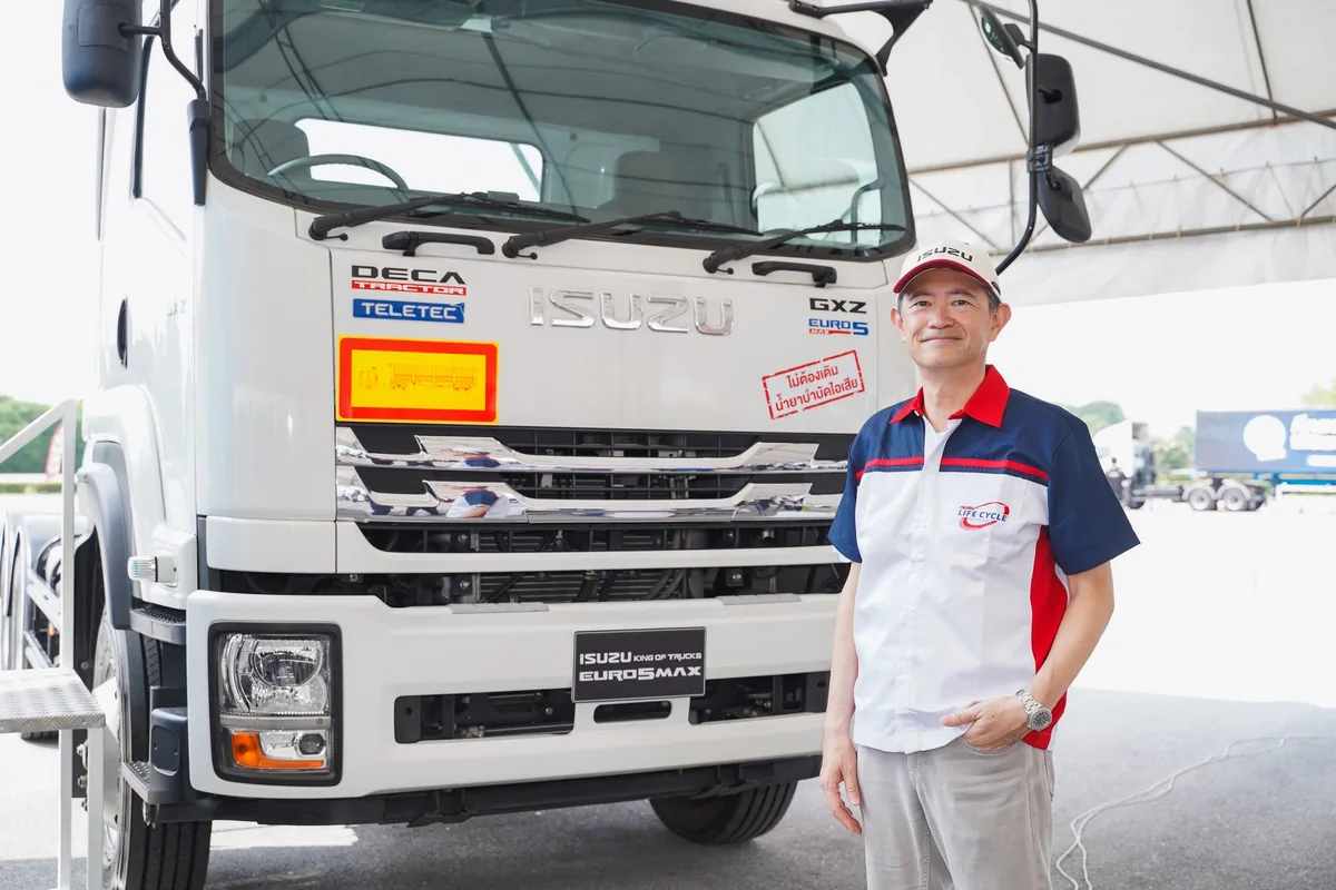 บริษัท ตรีเพชรอีซูซุเซลส์ จำกัด ยืนข้างรถบรรทุก Isuzu King of Trucks Euro 5 Max รุ่น GXZ มร. ฮิโรยาสุ ซาโต้ กับ Isuzu King of Trucks GXZ มร. ฮิโรยาสุ ซาโต้ กรรมการผู้จัดการ บริษัท ตรีเพชรอีซูซุเซลส์ จำกัด ยืนข้างรถบรรทุก Isuzu King of Trucks Euro 5 Max รุ่น GXZ