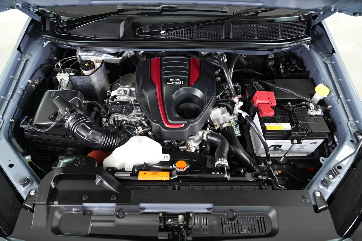 เครื่องยนต์ MU-X RS 2.2 Biturbo ห้องเครื่องยนต์ ISUZU MU-X RS 2.2 Ddi MAXFORCE Biturbo