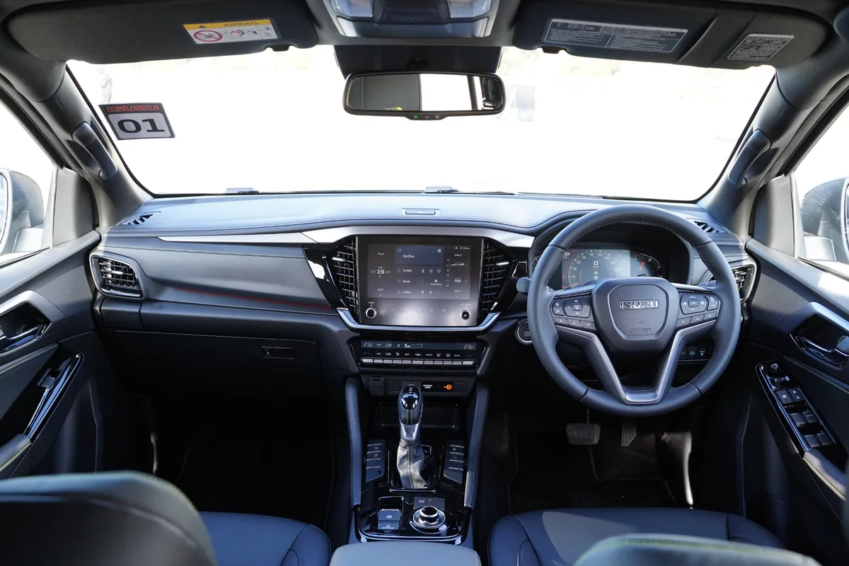ภายใน ISUZU MU-X RS 2.2 Biturbo ห้องโดยสาร ISUZU MU-X RS พร้อมพวงมาลัย หน้าจอกลาง และคอนโซลเกียร์