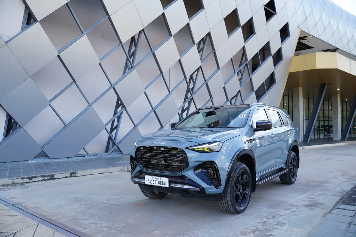 ISUZU MU-X RS 2.2 Biturbo ดีไซน์ภายนอก THE NEW ISUZU MU-X RS 2.2 Biturbo สีฟ้า Havasu Gray Opaque มุมหน้าสามส่วนหน้าอาคาร
