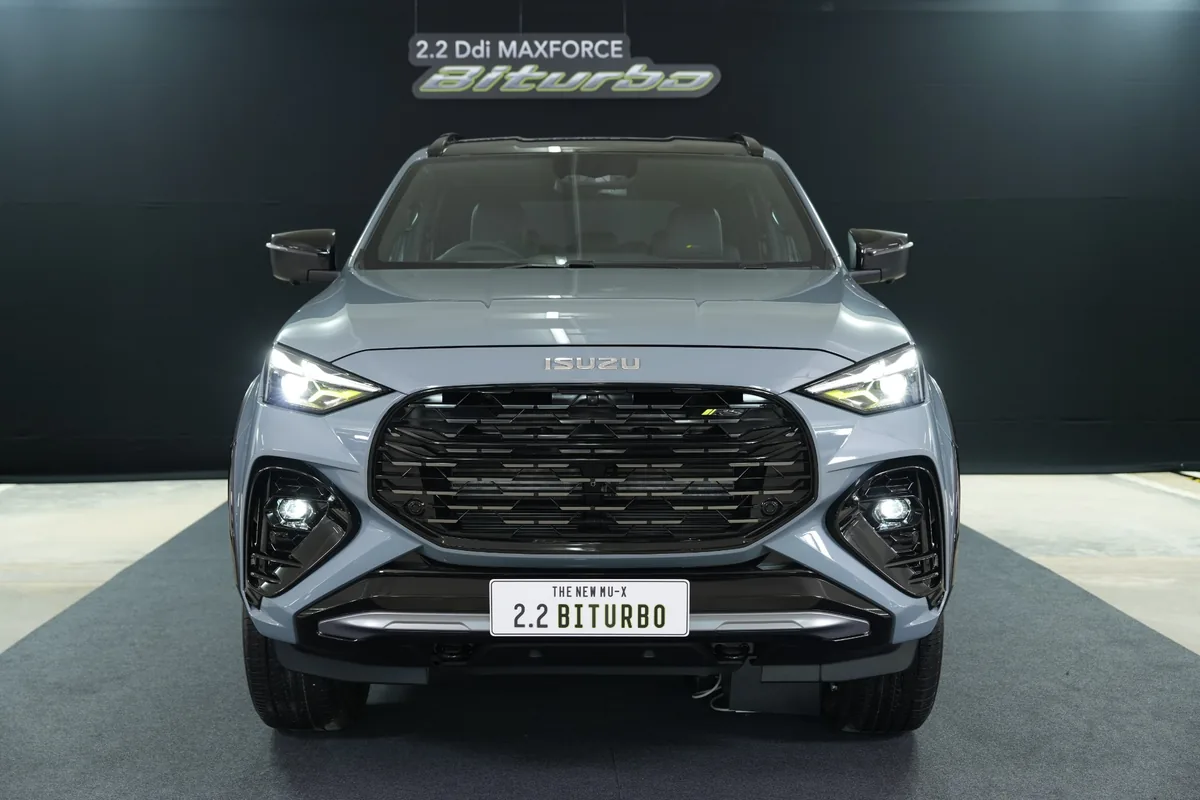 กระจังหน้า ISUZU MU-X RS 2.2 Biturbo ด้านหน้า THE NEW ISUZU MU-X RS 2.2 Biturbo พร้อมกระจังหน้า Supreme Onyx