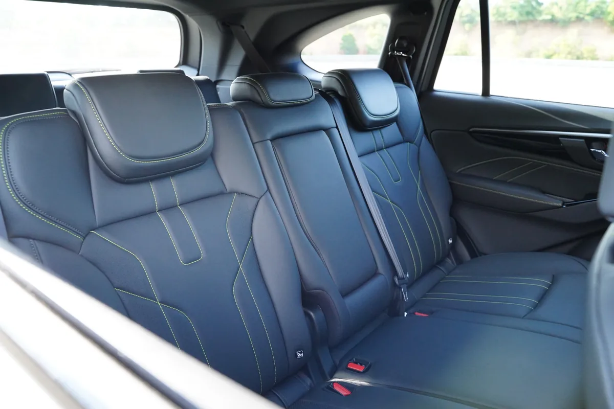 เบาะแถวสอง ISUZU MU-X RS เบาะนั่งแถวที่สอง ISUZU MU-X RS สีดำ พร้อมรายละเอียดตะเข็บตกแต่ง