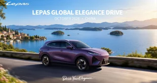 รถยนต์ไฟฟ้า LEPAS L6 EV สีม่วงบนถนนเลียบทะเลสาบ พร้อมข้อความ LEPAS Global Elegance Drive October 2026 China