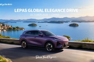 รถยนต์ไฟฟ้า LEPAS L6 EV สีม่วงบนถนนเลียบทะเลสาบ พร้อมข้อความ LEPAS Global Elegance Drive October 2026 China