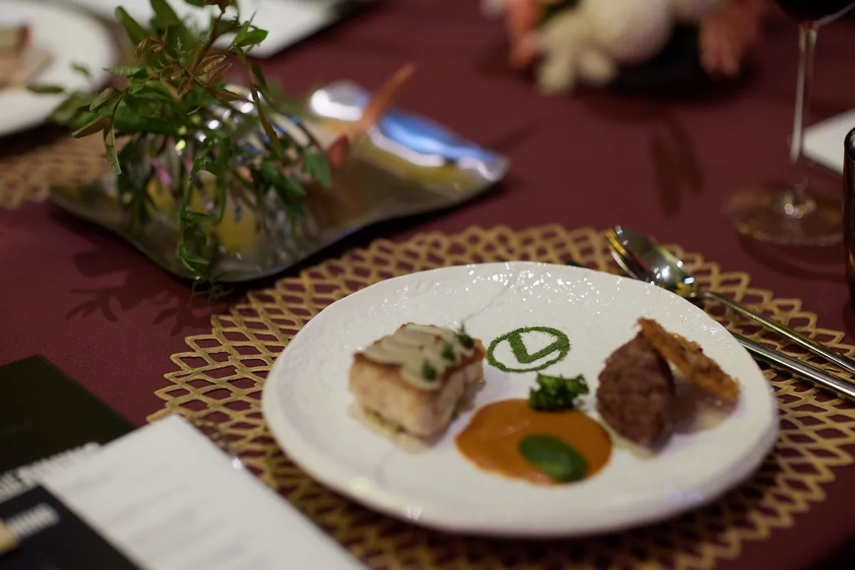 เมนูอาหารภายในงาน REFINE DINING BY LEXUS อาหารที่จัดเสิร์ฟในงาน REFINE DINING BY LEXUS บนจานสีขาว พร้อมตกแต่งสัญลักษณ์ Lexus ด้วยผงสีเขียว