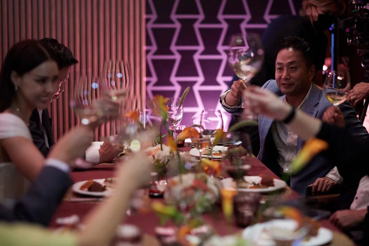 บรรยากาศมื้อค่ำ Lexus และ Marriott Bonvoy แขกภายในงาน REFINE DINING BY LEXUS ร่วมยกแก้วระหว่างรับประทานอาหารภายในห้องจัดเลี้ยง