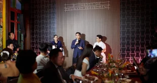 บรรยากาศงาน Lexus REFINE DINING โดยมีผู้กล่าวผ่านไมโครโฟนด้านหน้าแขกที่ร่วมรับประทานอาหาร