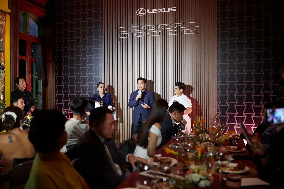 บรรยากาศงาน REFINE DINING BY LEXUS บรรยากาศงาน Lexus REFINE DINING โดยมีผู้กล่าวผ่านไมโครโฟนด้านหน้าแขกที่ร่วมรับประทานอาหาร